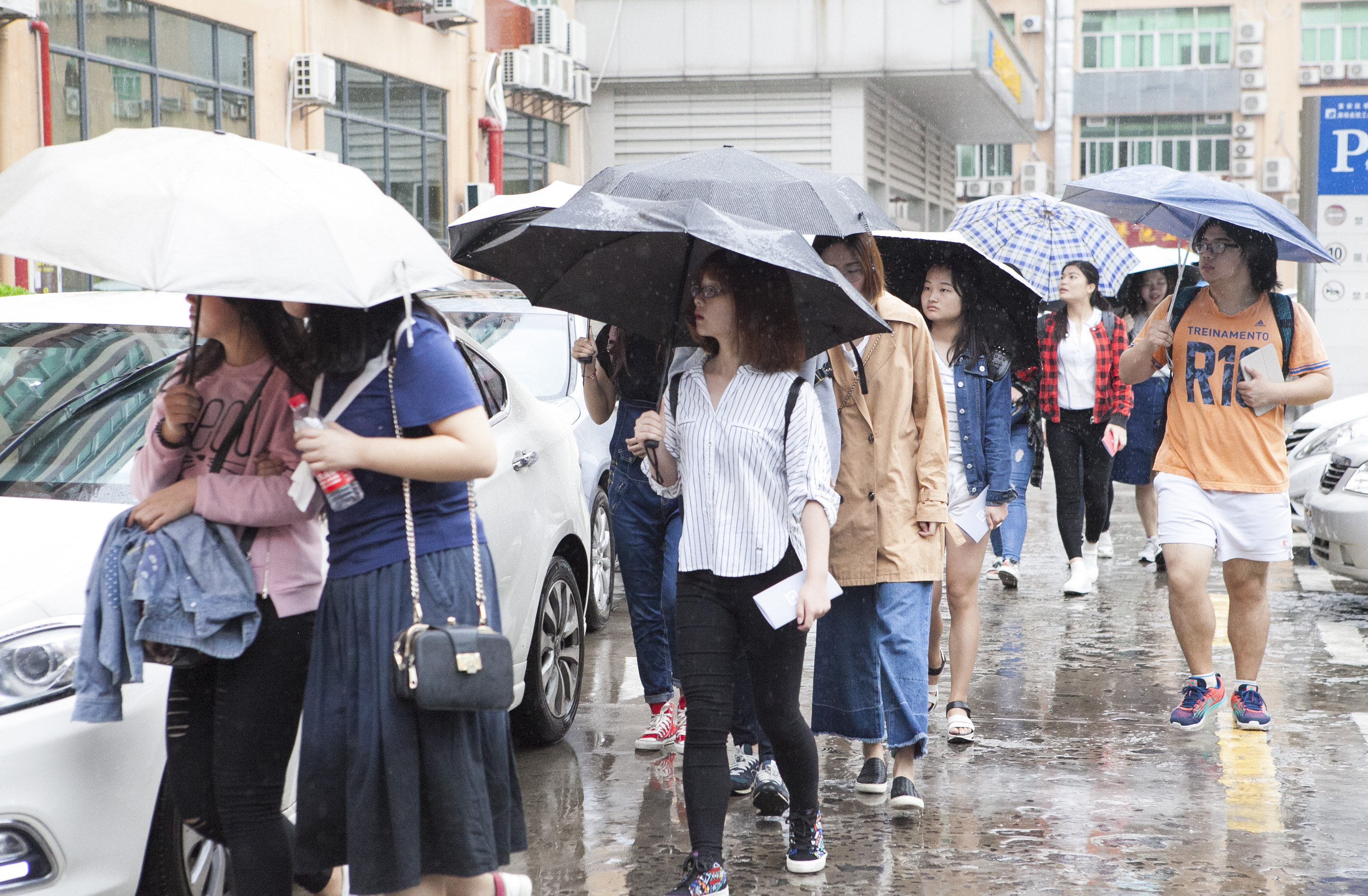 倾盆大雨中师生与红瓜子传媒的零距离接触 倾盆大雨中师生与红瓜子传媒的零距离接触