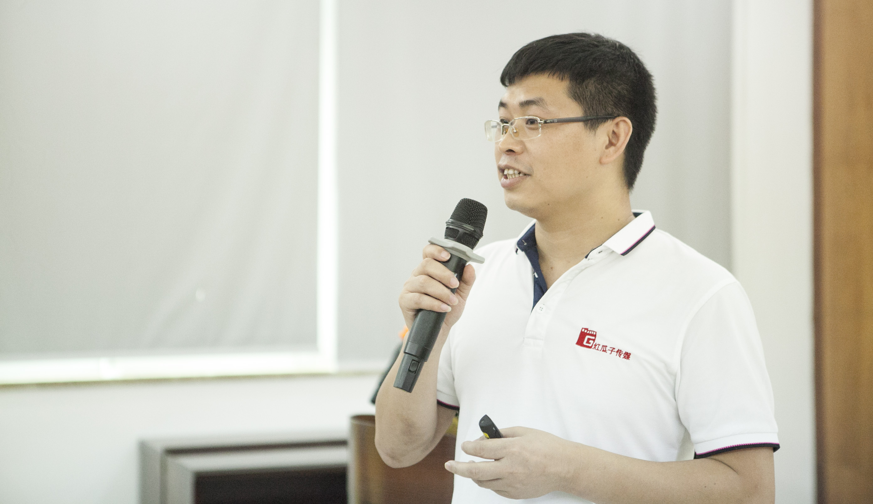 倾盆大雨中师生与红瓜子传媒的零距离接触 倾盆大雨中师生与红瓜子传媒的零距离接触